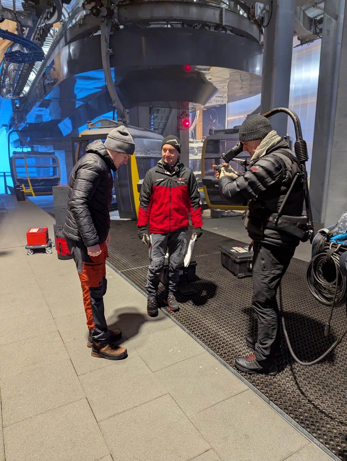 A camera crew from Galileo accompanies Sebastian Traub and Sven Winter during a magnetic rope inspection at the Nebelhorn cable car.